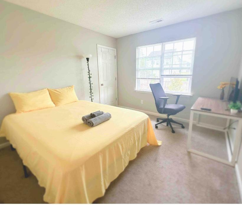 Spacious Room With Shared Bathroom Raleigh Bagian luar foto