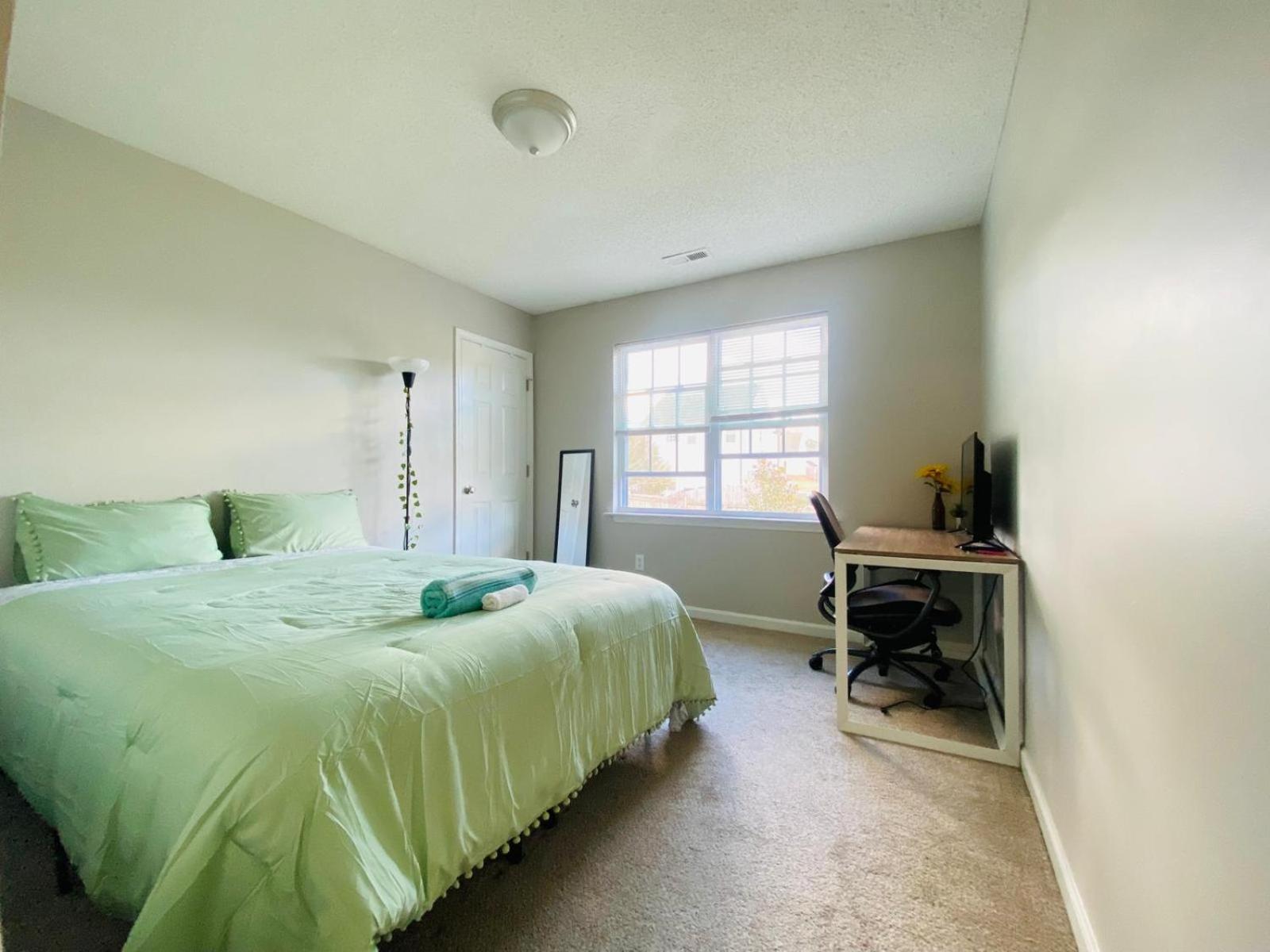 Spacious Room With Shared Bathroom Raleigh Bagian luar foto