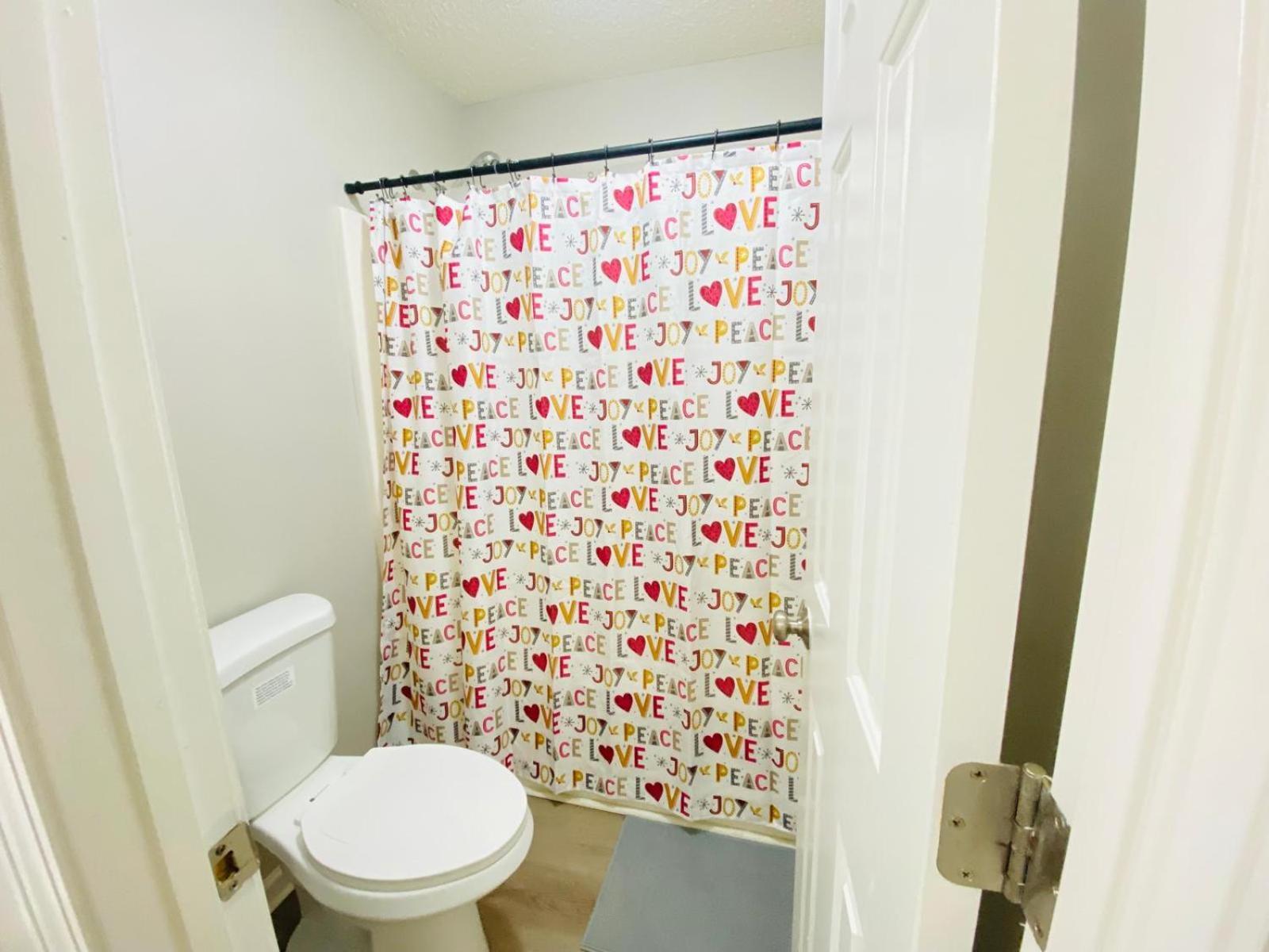 Spacious Room With Shared Bathroom Raleigh Bagian luar foto